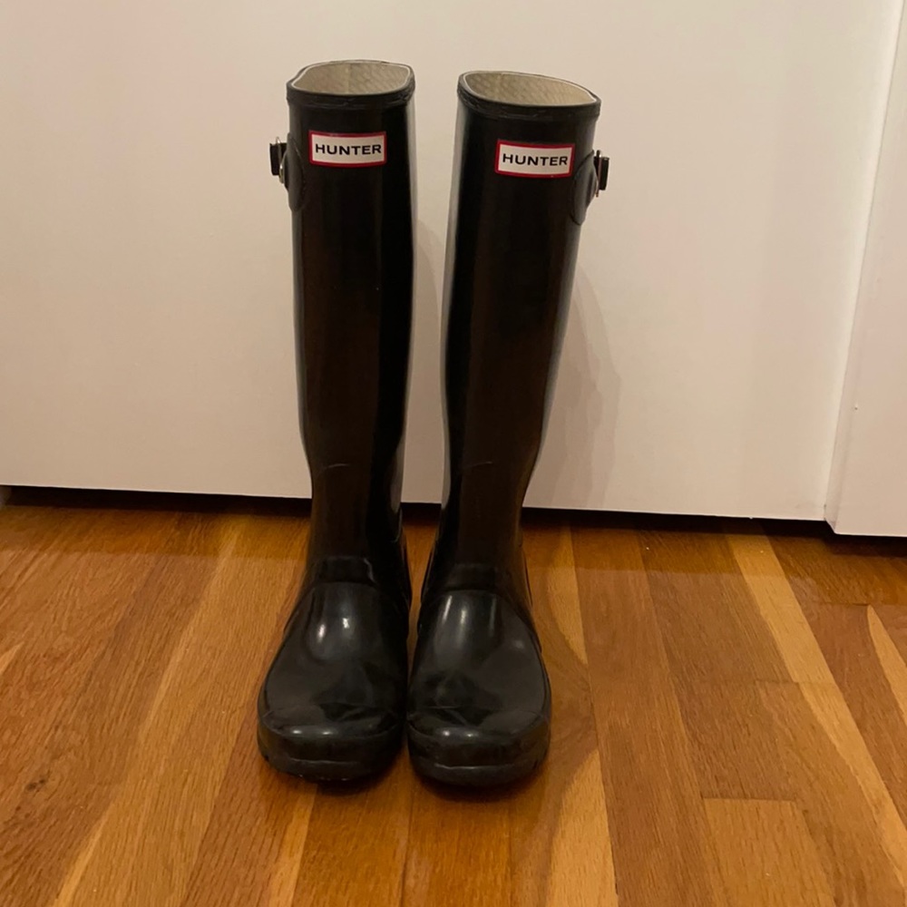 TALL BLACK HUNTER RAIN BOOTS (WORN ONCE)